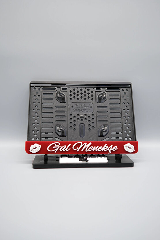 EL YAZI FONTLU DUDAK EMOJİLİ KIRMIZI BEYAZ KİŞİYE ÖZEL İSİMLİ PLEKSİ MOTOR PLAKALIĞI