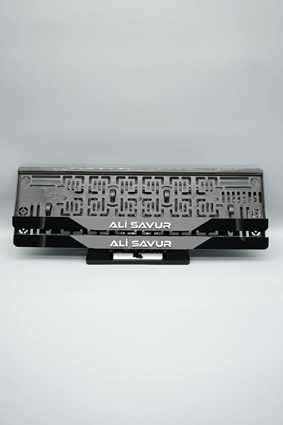 ORTASI GRİ BEYAZ YAZI PARÇALI KİŞİYE ÖZEL İSİMLİ PLEKSİ ARABA PLAKALIĞI