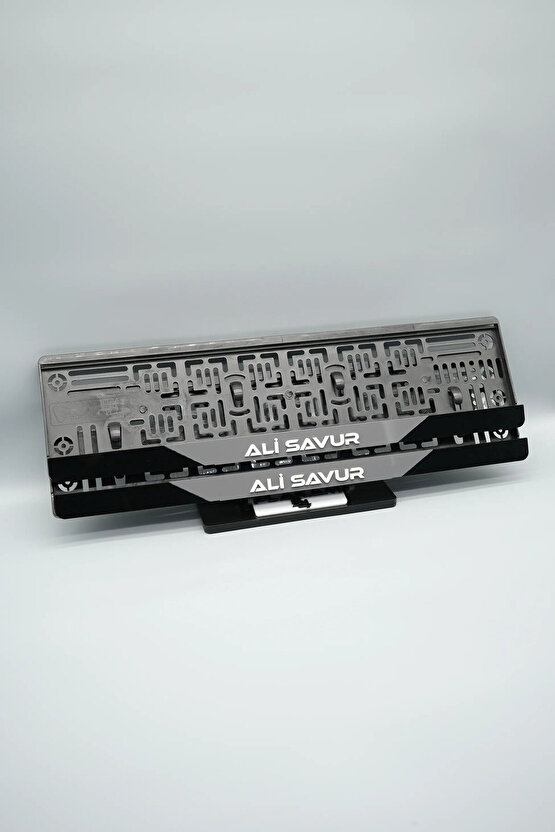 ORTASI GRİ BEYAZ YAZI PARÇALI KİŞİYE ÖZEL İSİMLİ PLEKSİ ARABA PLAKALIĞI