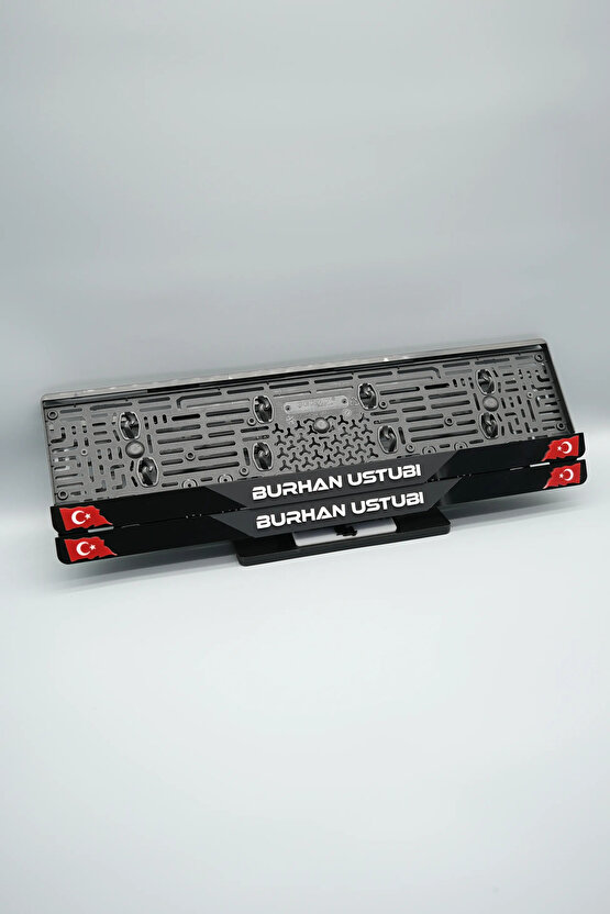 ORTASI MAT SİYAH PARÇALI BAYRAKLI KİŞİYE ÖZEL İSİMLİ PLEKSİ ARABA PLAKALIĞI