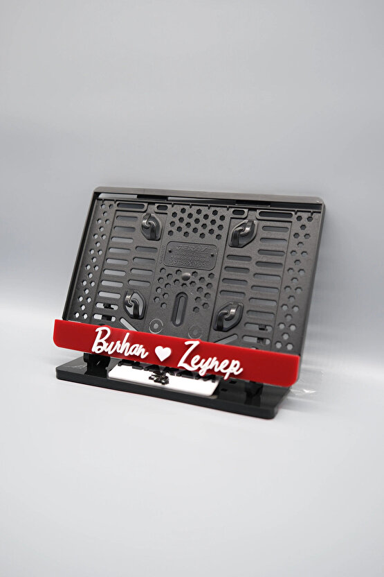 EL YAZI FONTLU KALPLİ KIRMIZI BEYAZ ÇİFTLERE ÖZEL İSİMLİ PLEKSİ MOTOR PLAKALIĞI