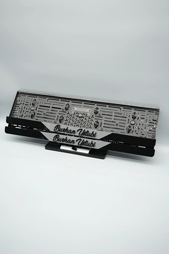 EL YAZI FONTLU ORTASI GRİ PARÇALI KİŞİYE ÖZEL İSİMLİ PLEKSİ ARABA PLAKALIĞI