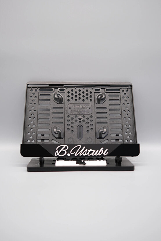 EL YAZI FONTLU ORTASI MAT SİYAH PARÇALI KİŞİYE ÖZEL İSİMLİ PLEKSİ MOTOR PLAKALIĞI