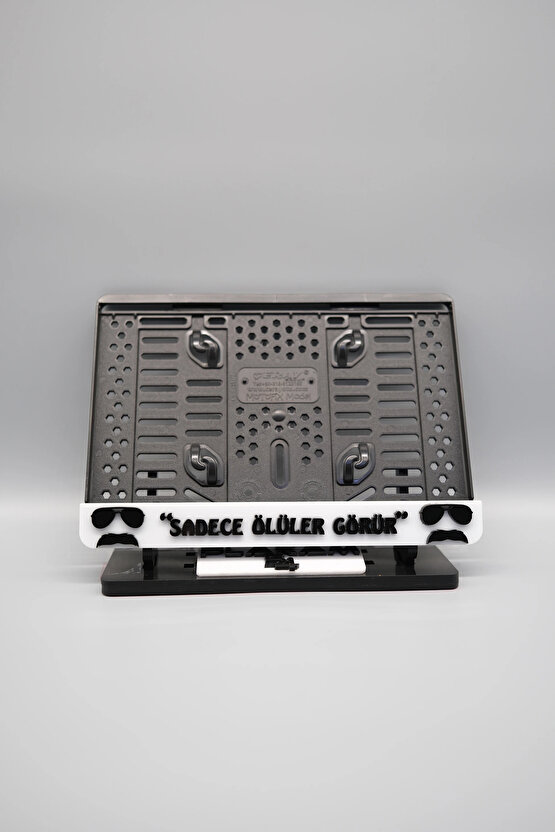 SADECE ÖLÜLER GÖRÜR 3D KABARTMALI BEYAZ PLEKSİ MOTOR PLAKALIĞI