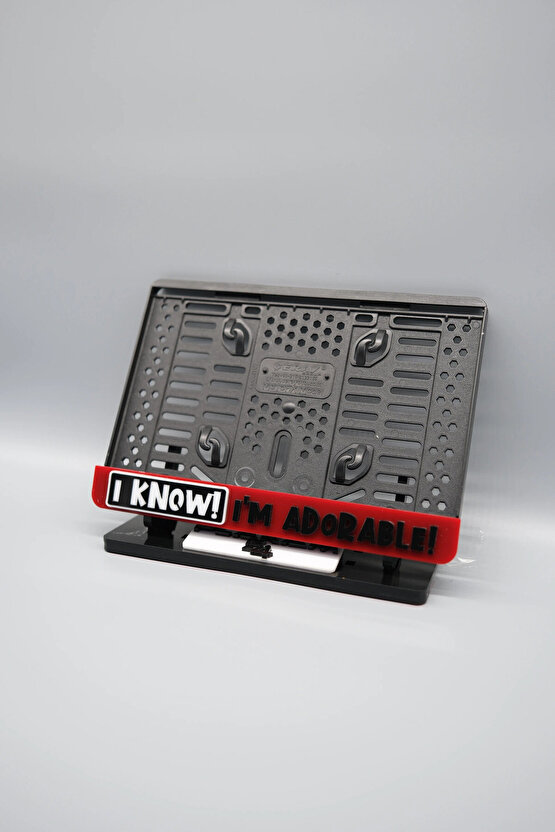 I KNOW! IM ADORABLE 3D KABARTMALI KIRIMIZI PLEKSİ MOTOR PLAKALIĞI