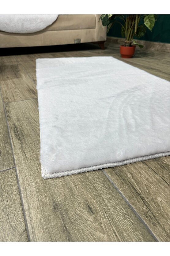Premium Yumuşacık Tavşan Tüyü Serisi Tüy Dökmez Kaymaz Dokuma Taban Peluş Halı Beyaz