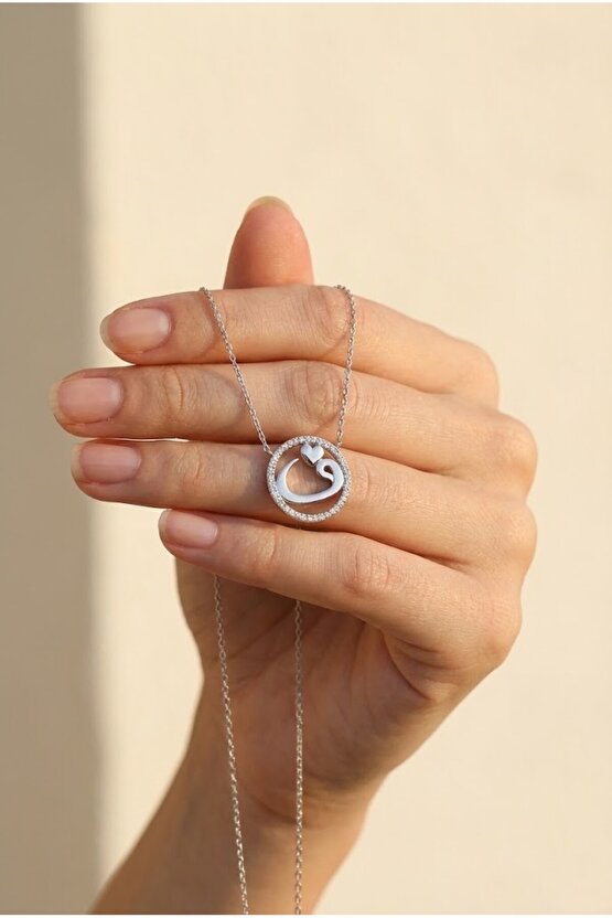 Halka Içi Kalpli Vav Kolye