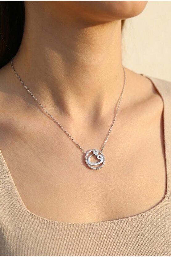 Halka Içi Kalpli Vav Kolye