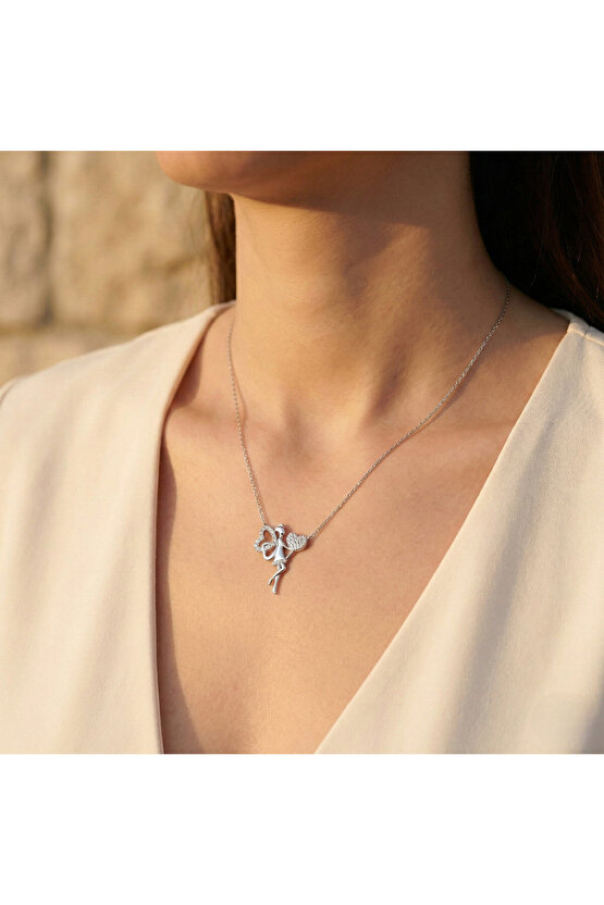 Kalpli Kanatlı Kadın