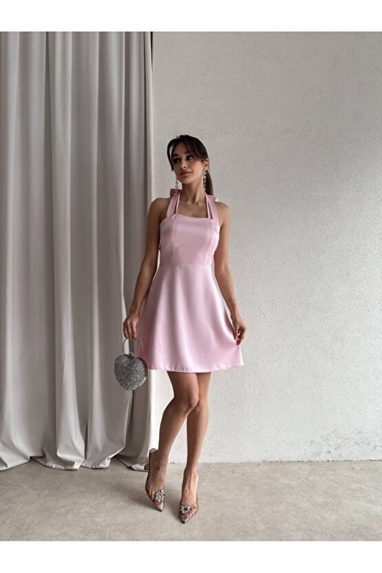 Kadın Boyundan Bağlamalı Kurdela Detaylı Mini Saten Elbise