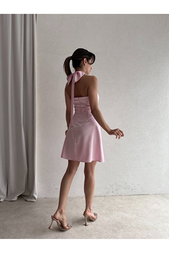 Kadın Boyundan Bağlamalı Kurdela Detaylı Mini Saten Elbise