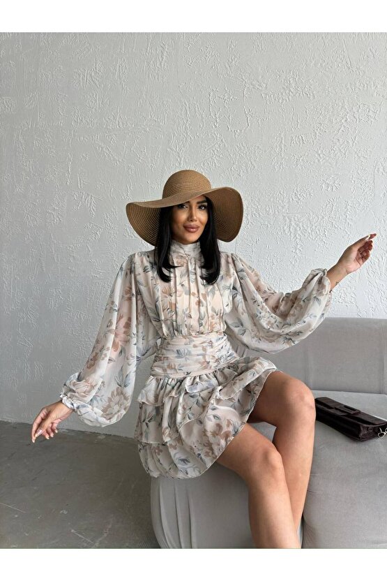 Dik Yakalı Drapeli Sırt Detaylı Çiçek Desenli Kahve Mini Şifon Elbise