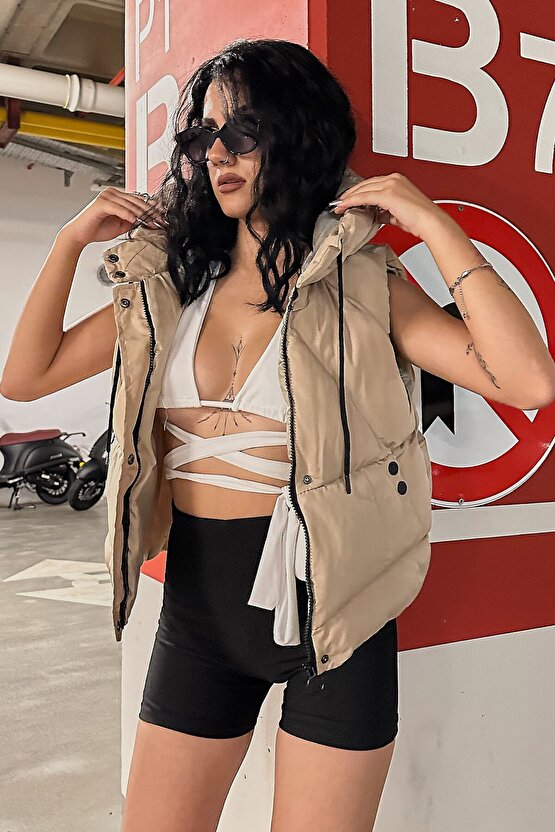 Kadın Kapüşonlu Crop Şişme Yelek – Su İtici Fermuar ve Çıtçıt Detaylı Günlük Spor Yelek