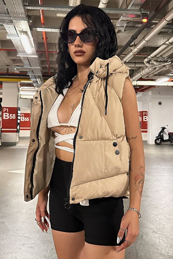 Kadın Kapüşonlu Crop Şişme Yelek – Su İtici Fermuar ve Çıtçıt Detaylı Günlük Spor Yelek