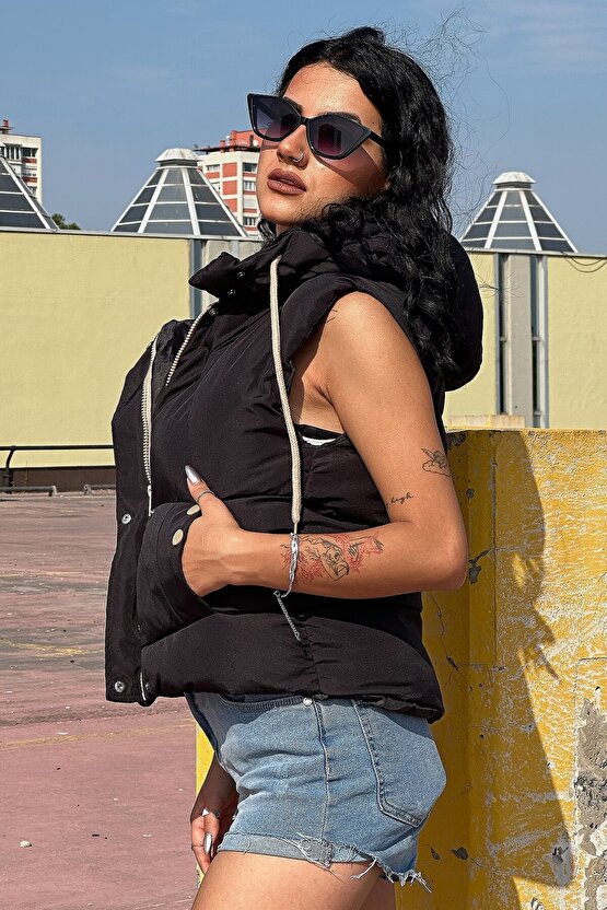 Kadın Kapüşonlu Crop Şişme Yelek – Su İtici Fermuar ve Çıtçıt Detaylı Günlük Spor Yelek