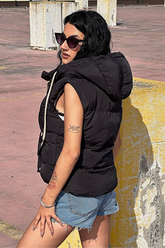 Kadın Kapüşonlu Crop Şişme Yelek – Su İtici Fermuar ve Çıtçıt Detaylı Günlük Spor Yelek