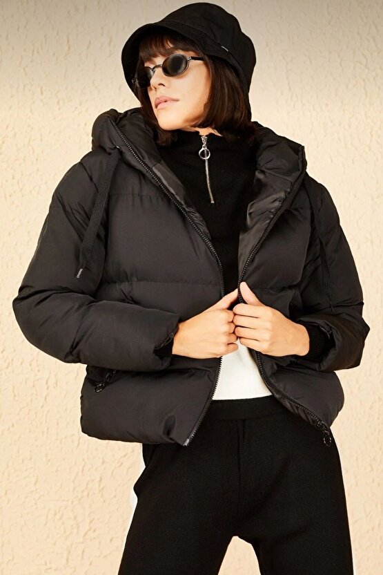 Kadın Siyah Kapüşonlu Şişme Mont - Oversize, Yaka Bağcıklı