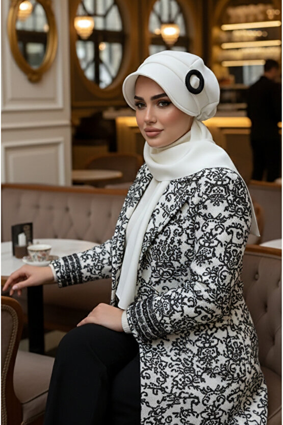 Beyaz Siyah Tokalı Tesettür Şapka