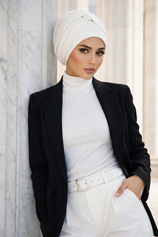 Beyaz Triko Fitilli Burgu Detaylı Bone