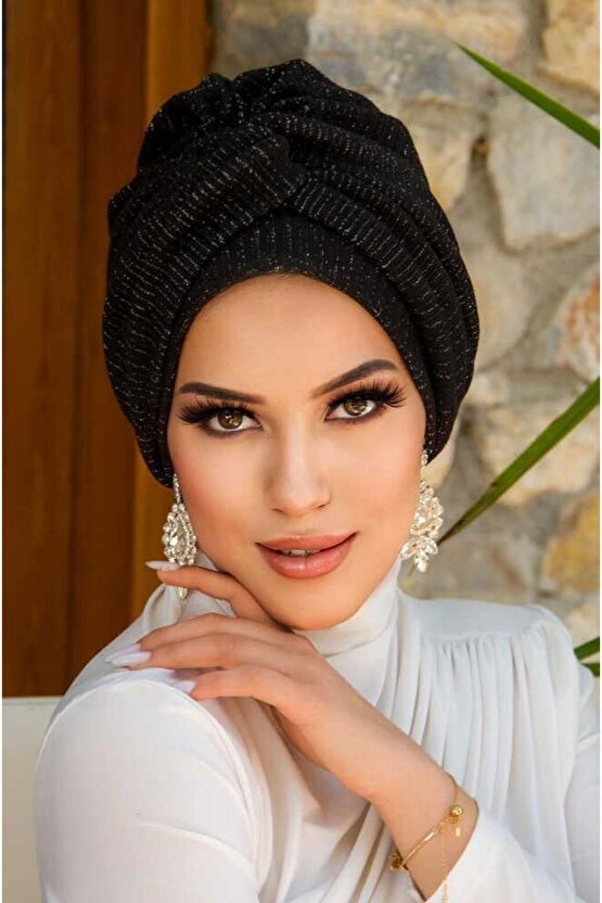 Siyah Fitilli Burgu Detaylı Bone