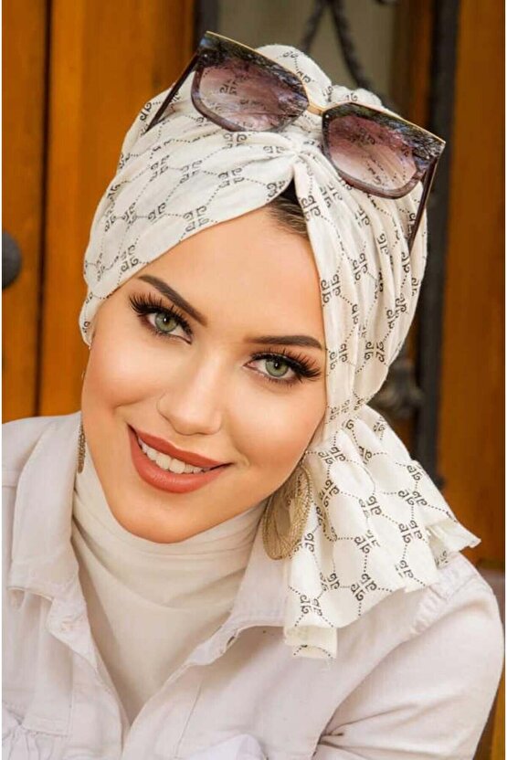 Beyaz Harf Desen Tokalı Bone