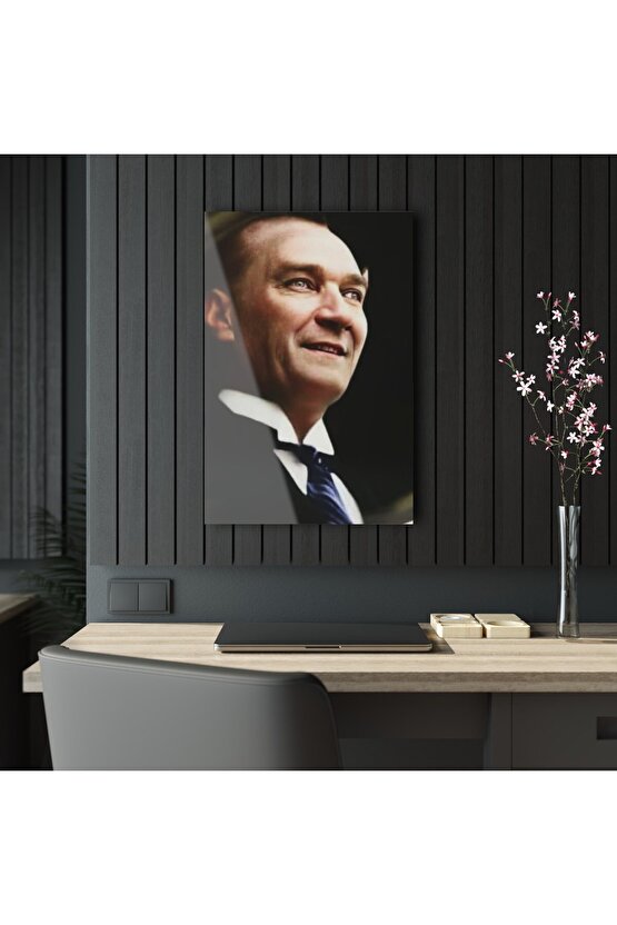 Gülümseyen Atatürk Cam Tablo Duvar Dekoru