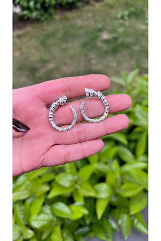 Kıvrımlı Baget Taşlı Küpe