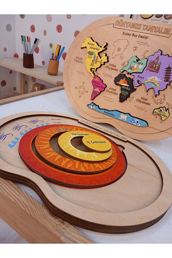 Dünyanın Katmanları Renkli Kıtalar ve Okyanuslar ve Puzzle