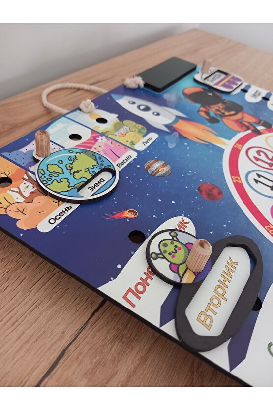 Rusça Mekanizmalı Uzay Temalı Montessori Duvar Takvimi Aylar , haftanın günleri ve mevsimler