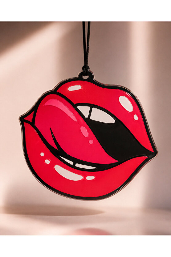 Kırmızı Dudak Figürlü Araç İçi Ayna Süsü – Eğlenceli ve Tarz Sahibi Otomobil Dekoru