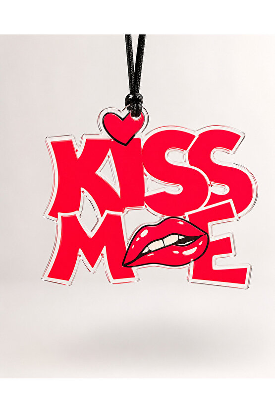 KISS ME Yazılı Kırmızı Pleksi Ayna Süsü – Araç İçi Dekor