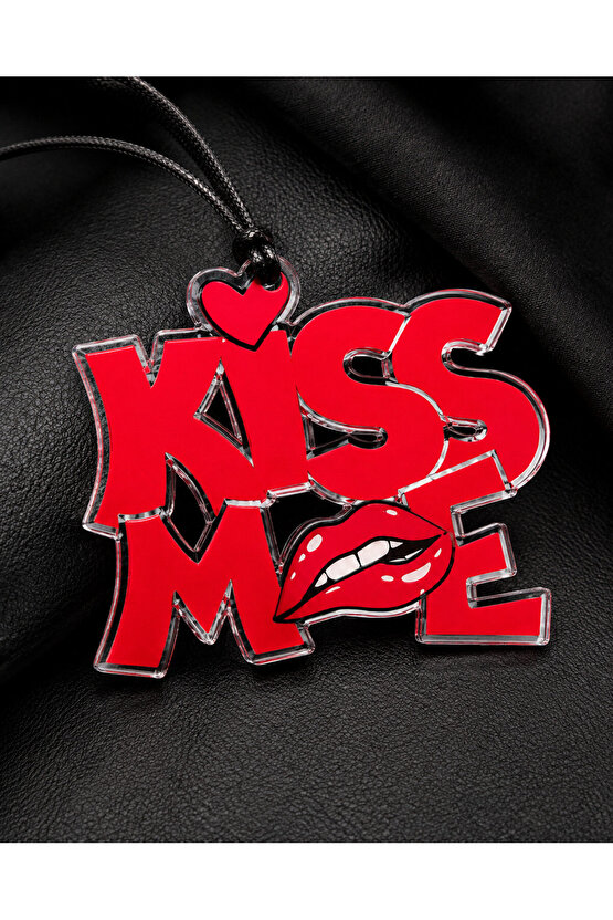 KISS ME Yazılı Kırmızı Pleksi Ayna Süsü – Araç İçi Dekor