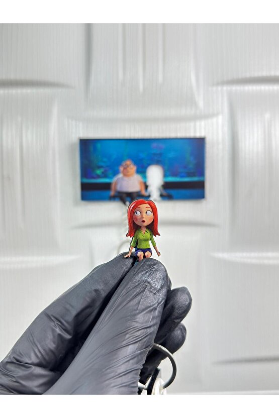 Familia Buy Tv Dizisi Temalı Anahtarlık – Ahşap Patre Ve Loos Karakterleri Ile Şık Ve Özgün Tasarım