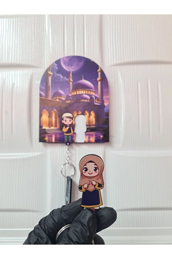 Camii ve Başörtülü Kadın ve Erkek Figürlü Ahşap Anahtarlık ve Askılık