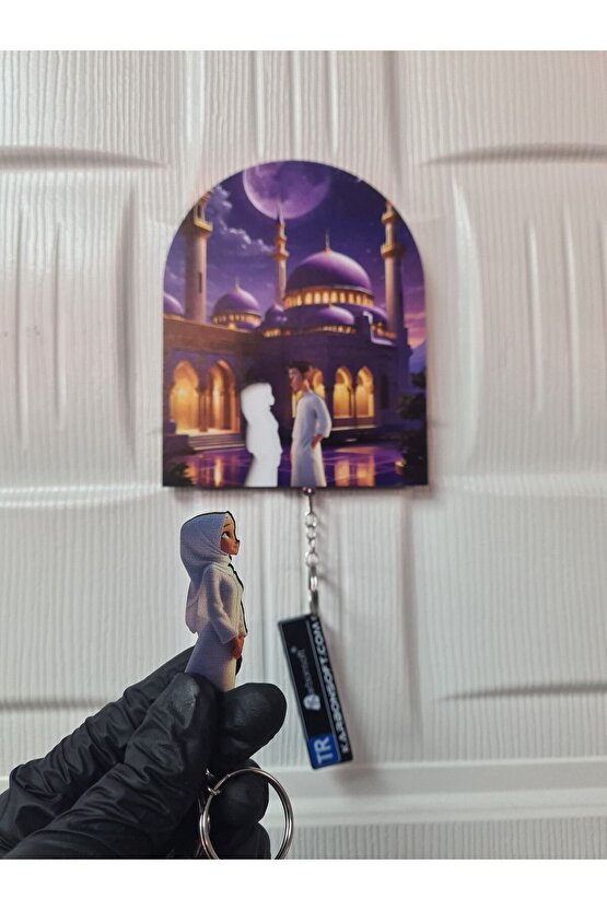 Camii ve Başörtülü Kadın ve Erkek Figürlü Ahşap Anahtarlık ve Askılık