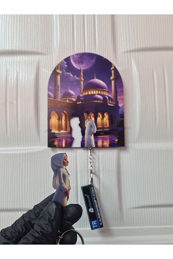 Camii ve Başörtülü Kadın ve Erkek Figürlü Ahşap Anahtarlık ve Askılık