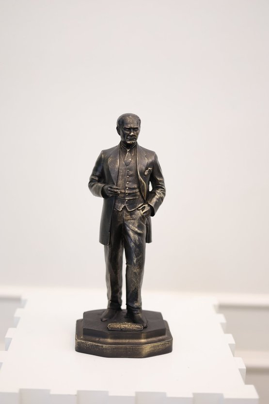 Atatürk Tam Boy Heykel Dekoratif Biblo Ofis ve Ev Dekorasyonu Masa Üstü Obje - Siyah Eskitme Renk