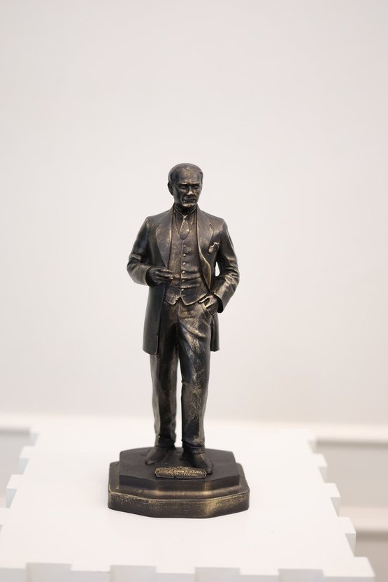 Atatürk Tam Boy Heykel Dekoratif Biblo Ofis ve Ev Dekorasyonu Masa Üstü Obje - Siyah Eskitme Renk